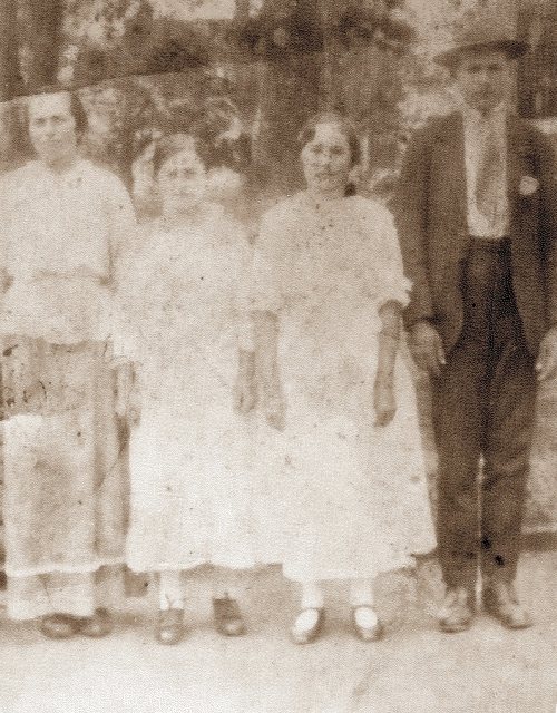 Meu avô, Primo Martini, com minha avô, Virgínia Calore Martini, em sua primeira foto juntos, na saída da missa, quando começaram a namorar.